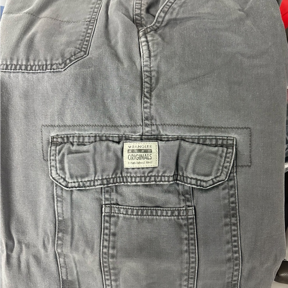Wrangler cargo pants 38/30.  They are worn in Very good condition